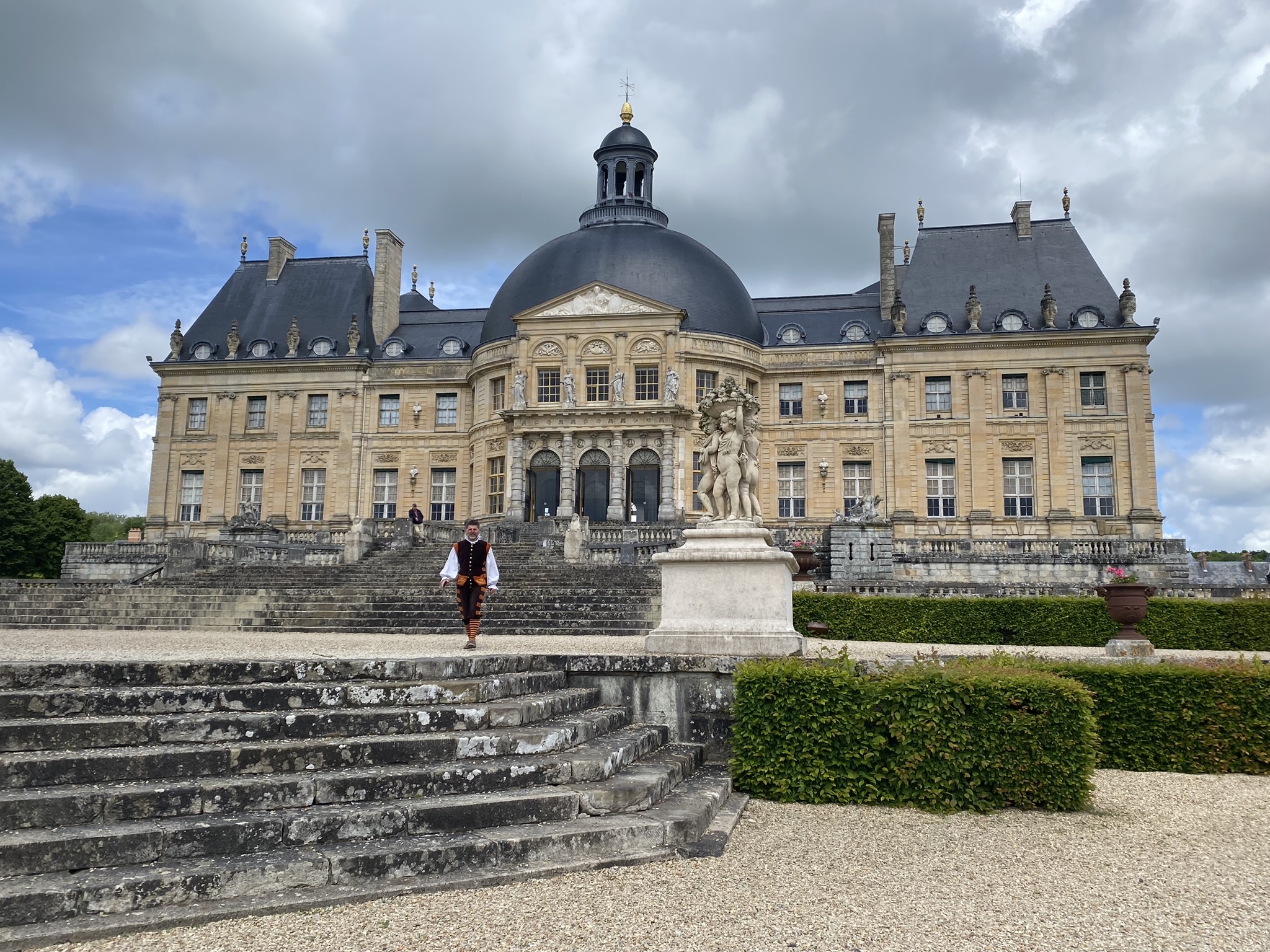 Un comédien devant le château de Vaux-le-Vicomte.