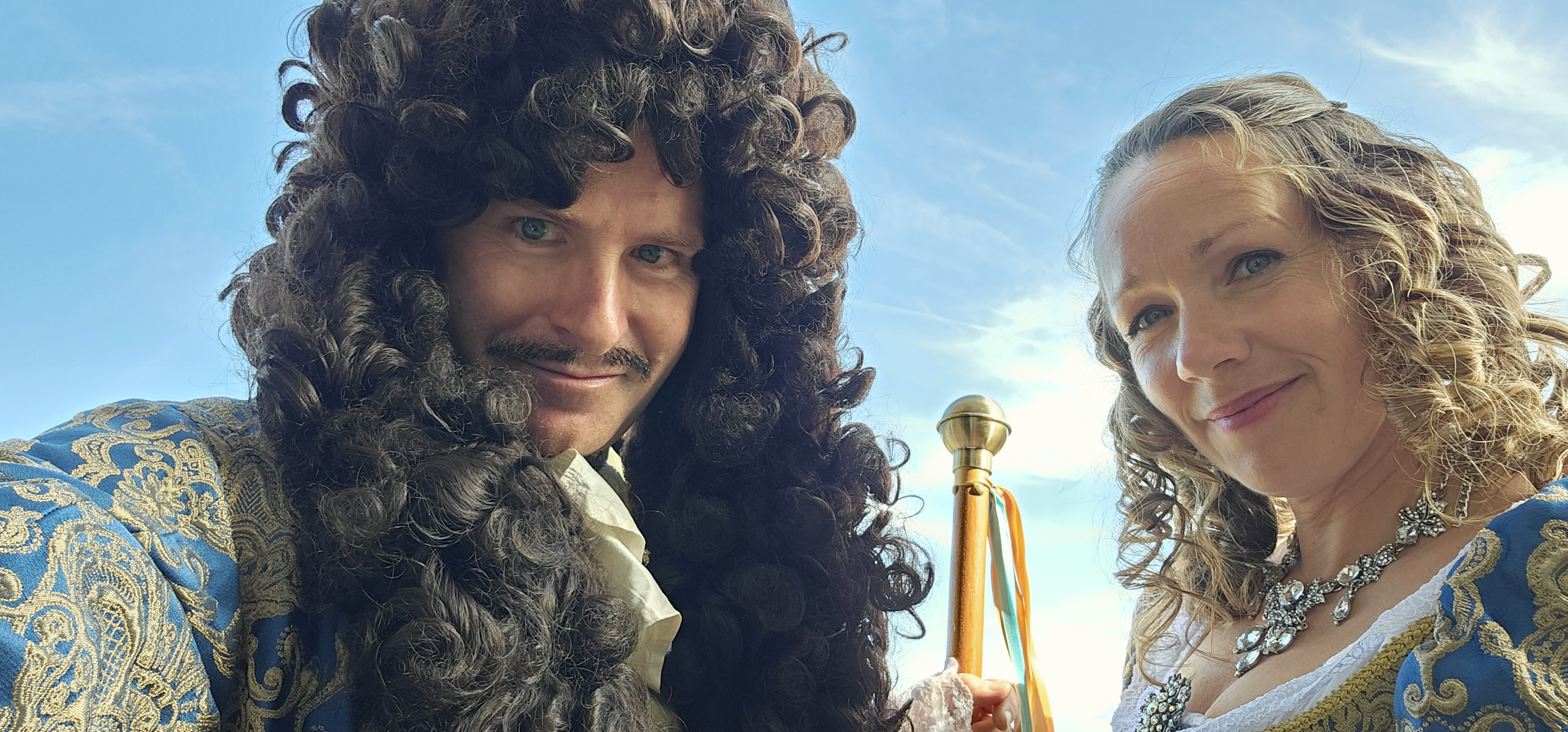 Un homme et une femme costumés prenants un selfie.