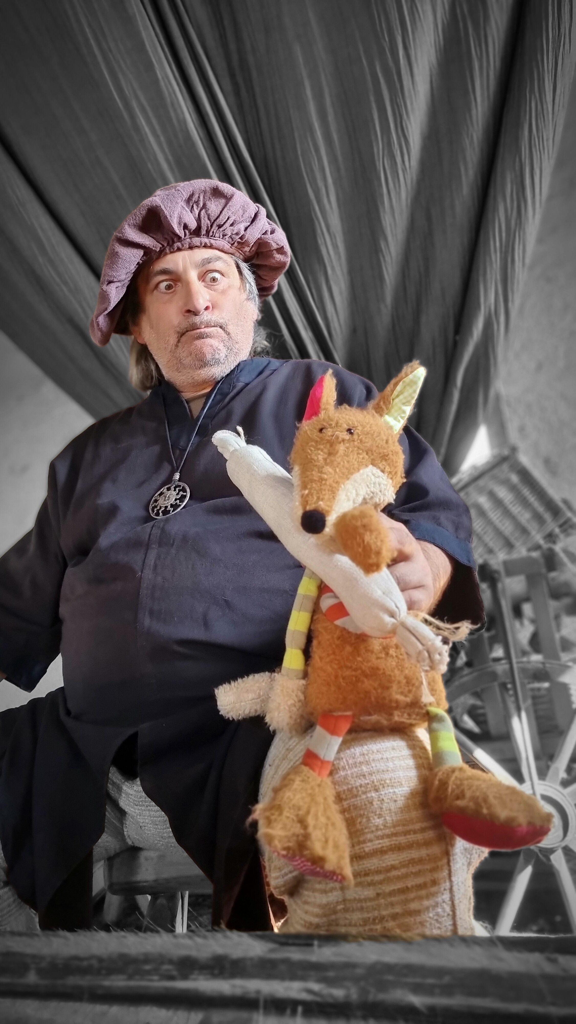 Portrait d'un comédien avec une peluche de Renart dans les bras.
