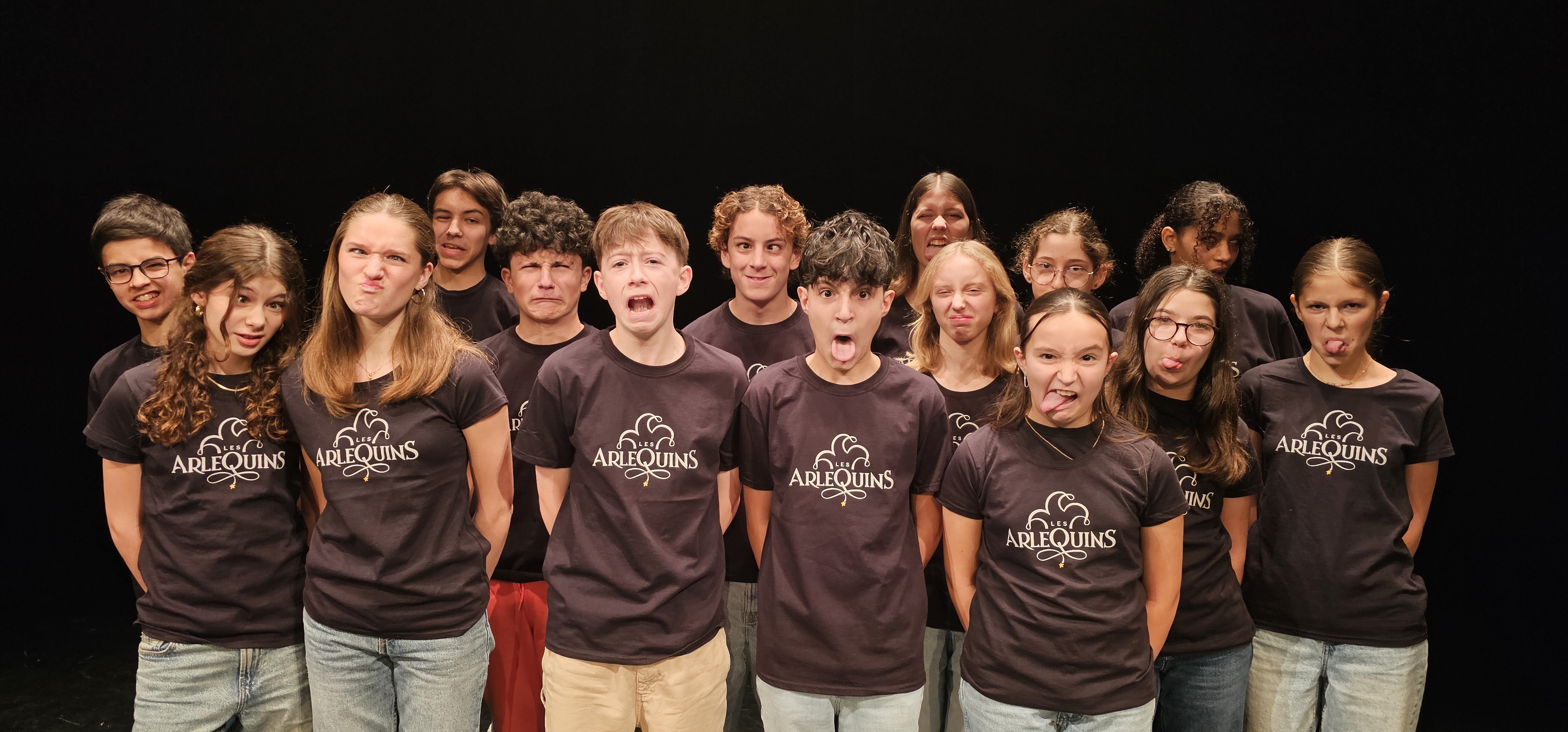 Groupe d'adolescents faisant des grimaces.