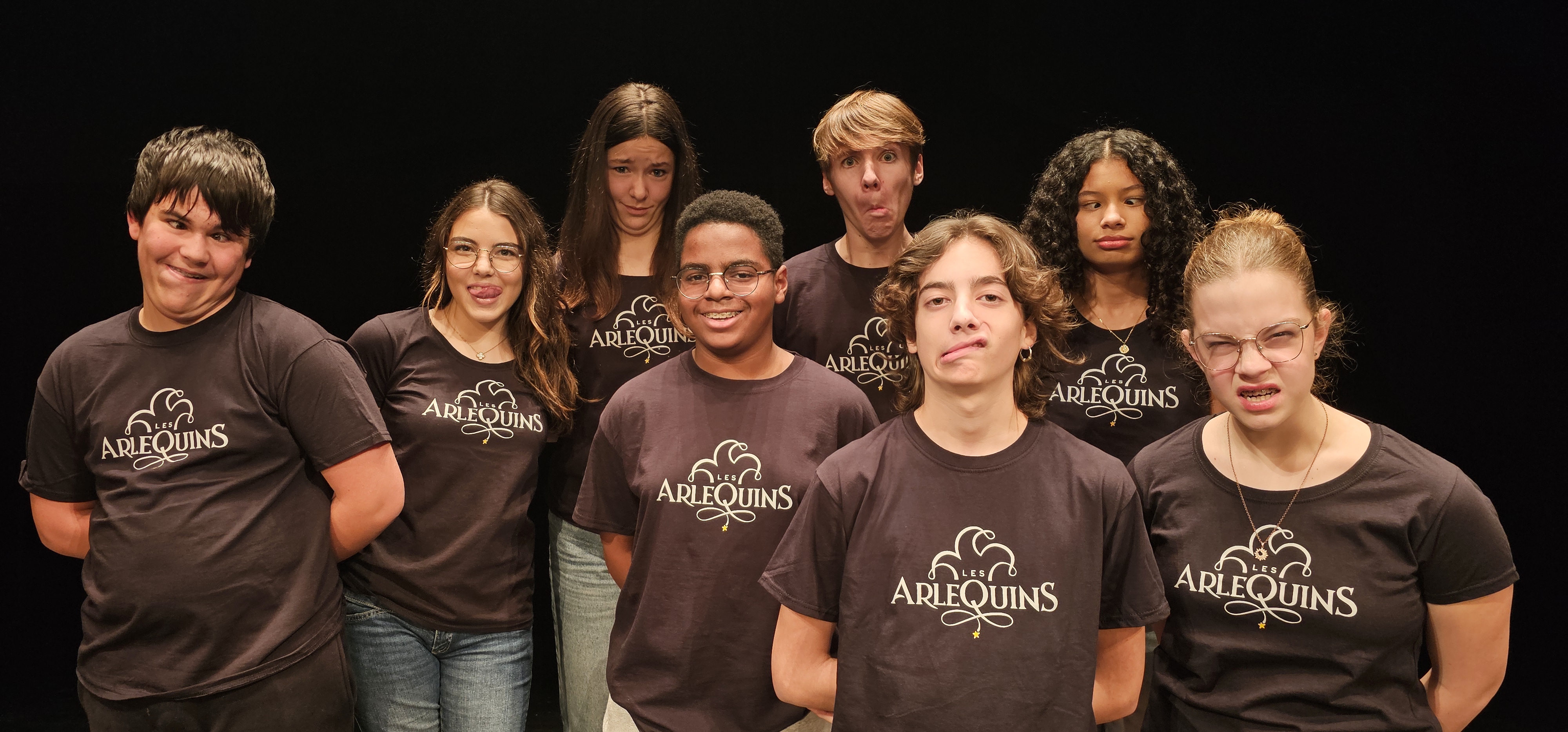 Groupe d'adolescents faisant des grimaces.