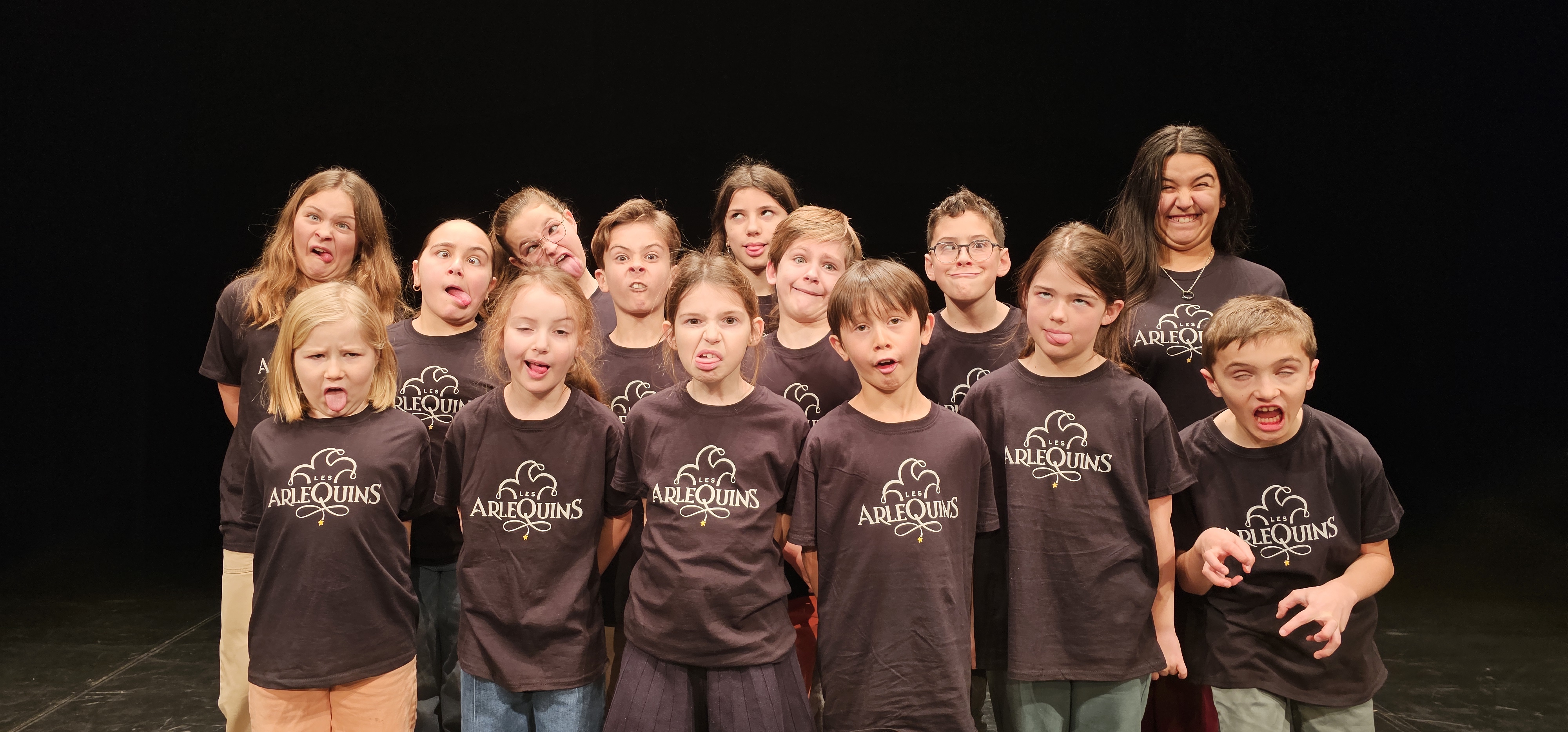 Groupe d'enfants faisant des grimaces.