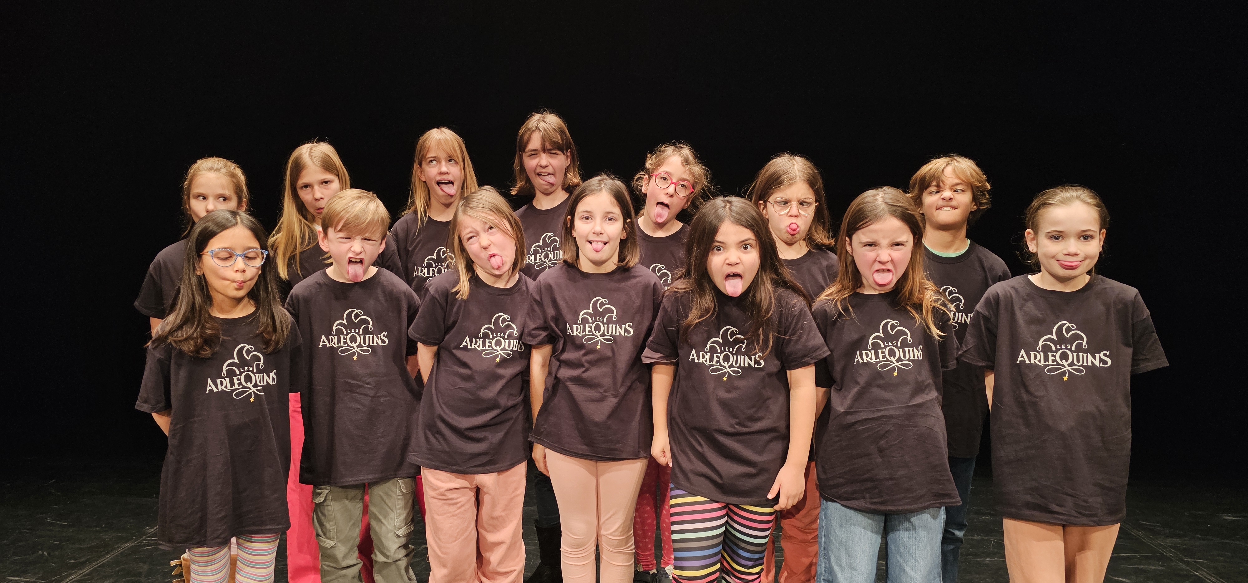 Groupe d'enfants faisant des grimaces.