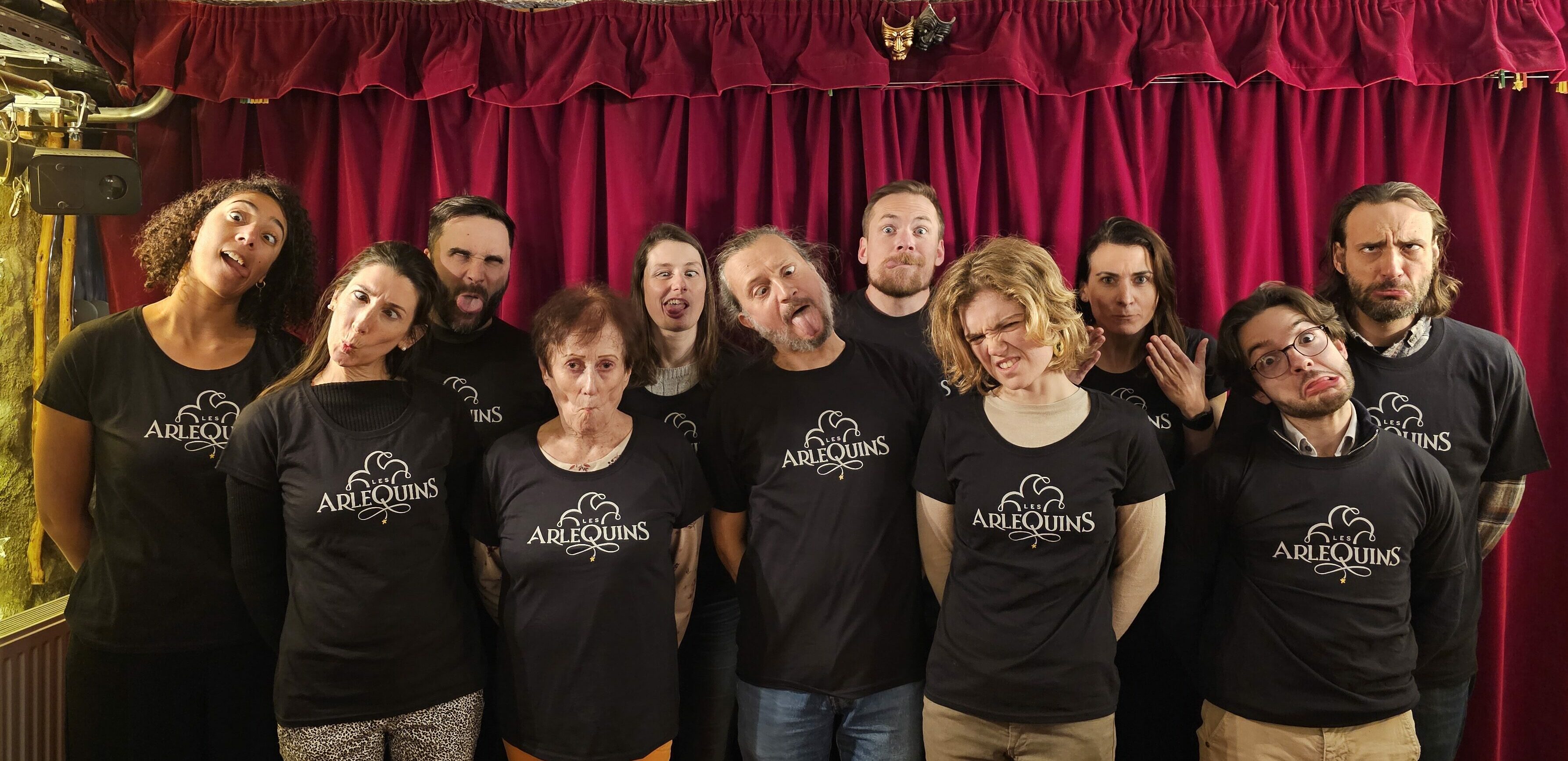 Groupe d'adultes faisant des grimaces.