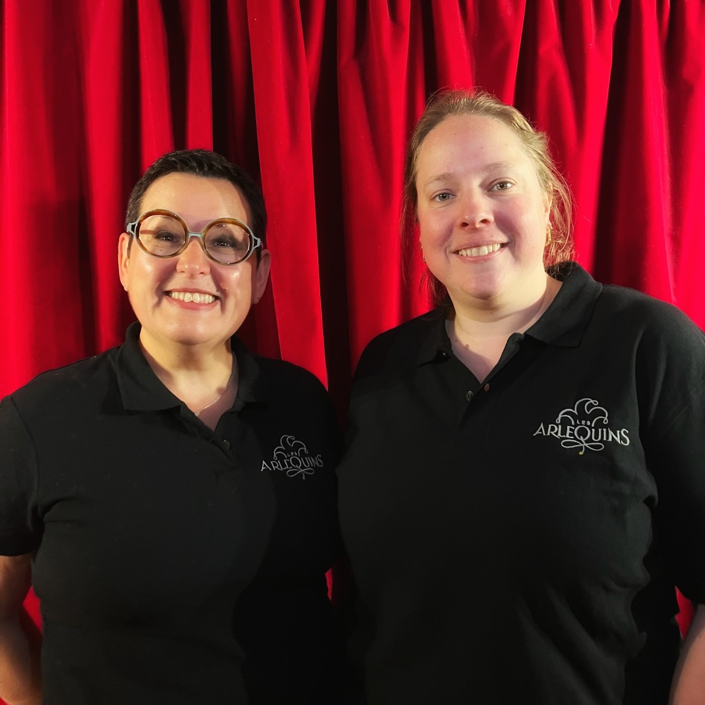 Deux animatrices des ateliers théâtre de la belle étoile.
