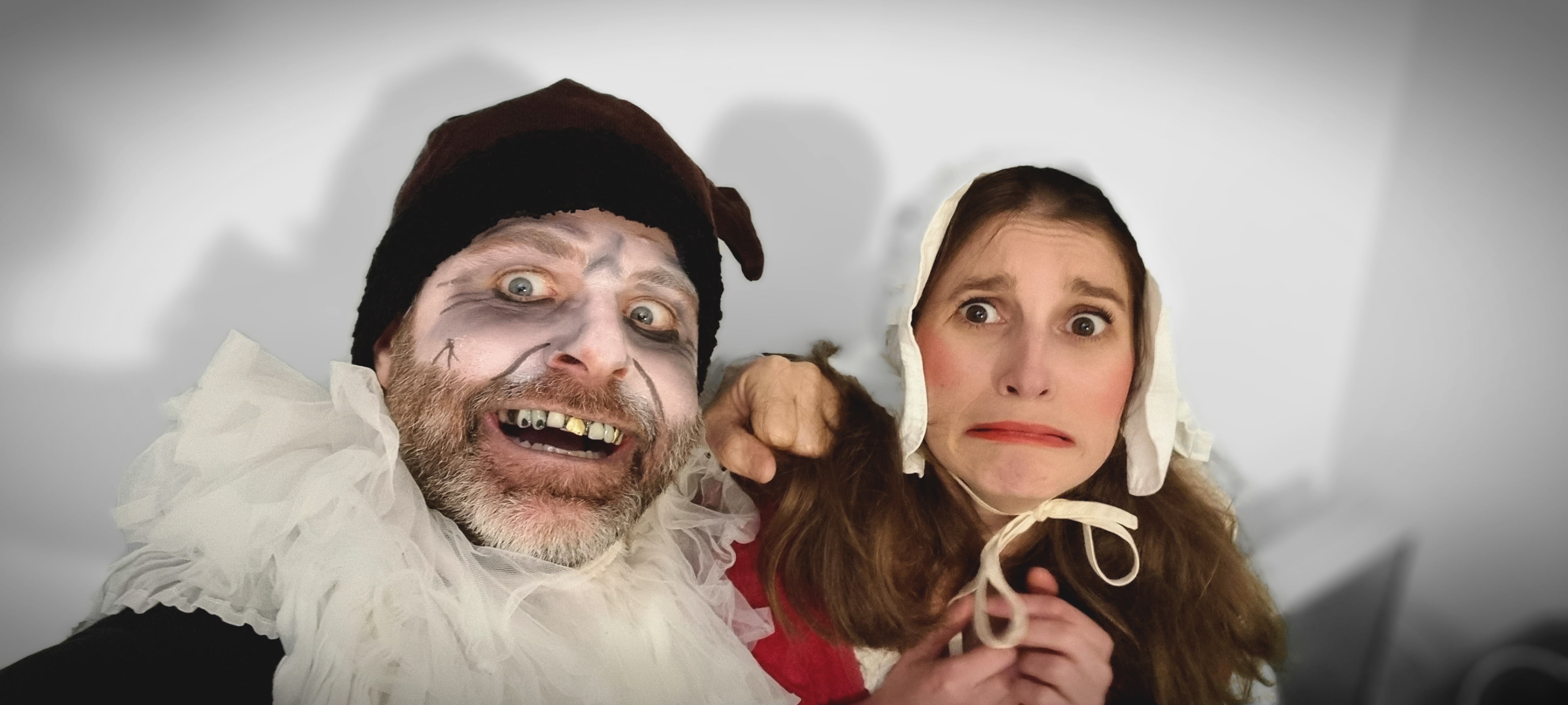 Deux comédiens déguisés avec des visages très expressifs.