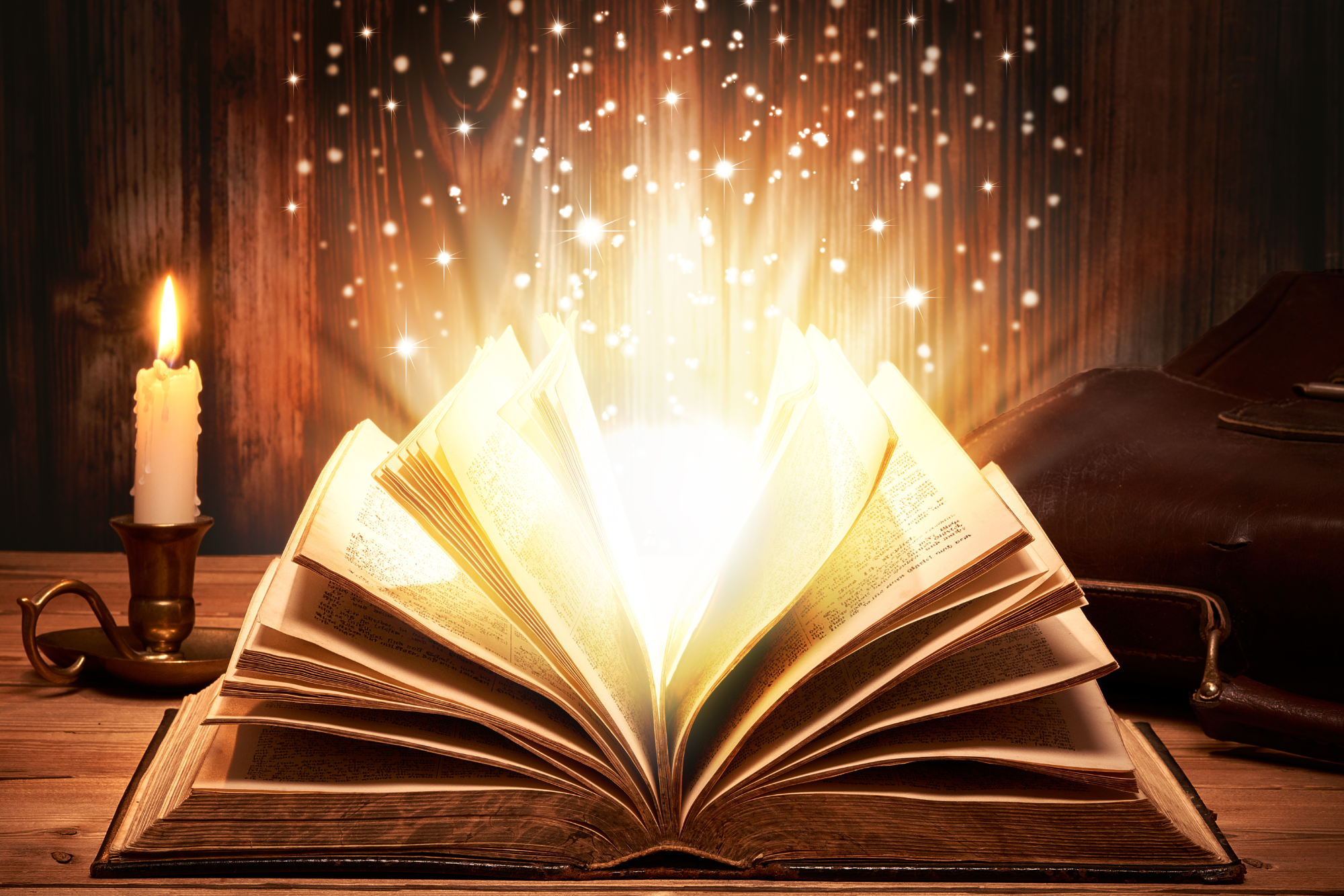 Illustration d'un livre ouvert avec des faisceaux de lumières qui jaillissent du livre. Le livre est posé sur un bureau en bois et à sa droite, on y trouve un bougeoir avec une bougie allumée.