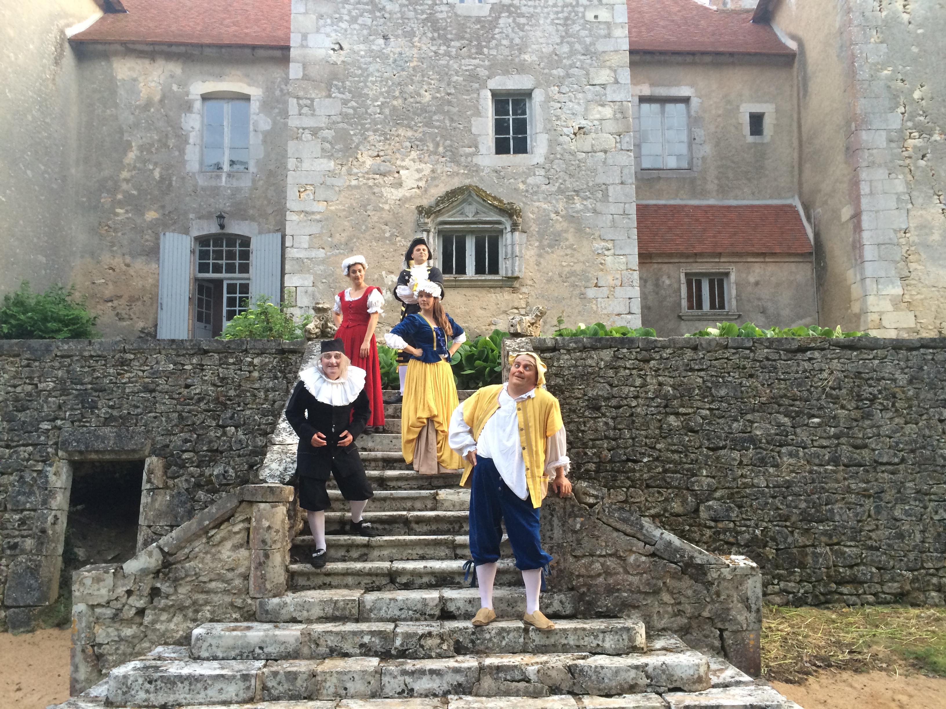 Cinq comédiens costumés.