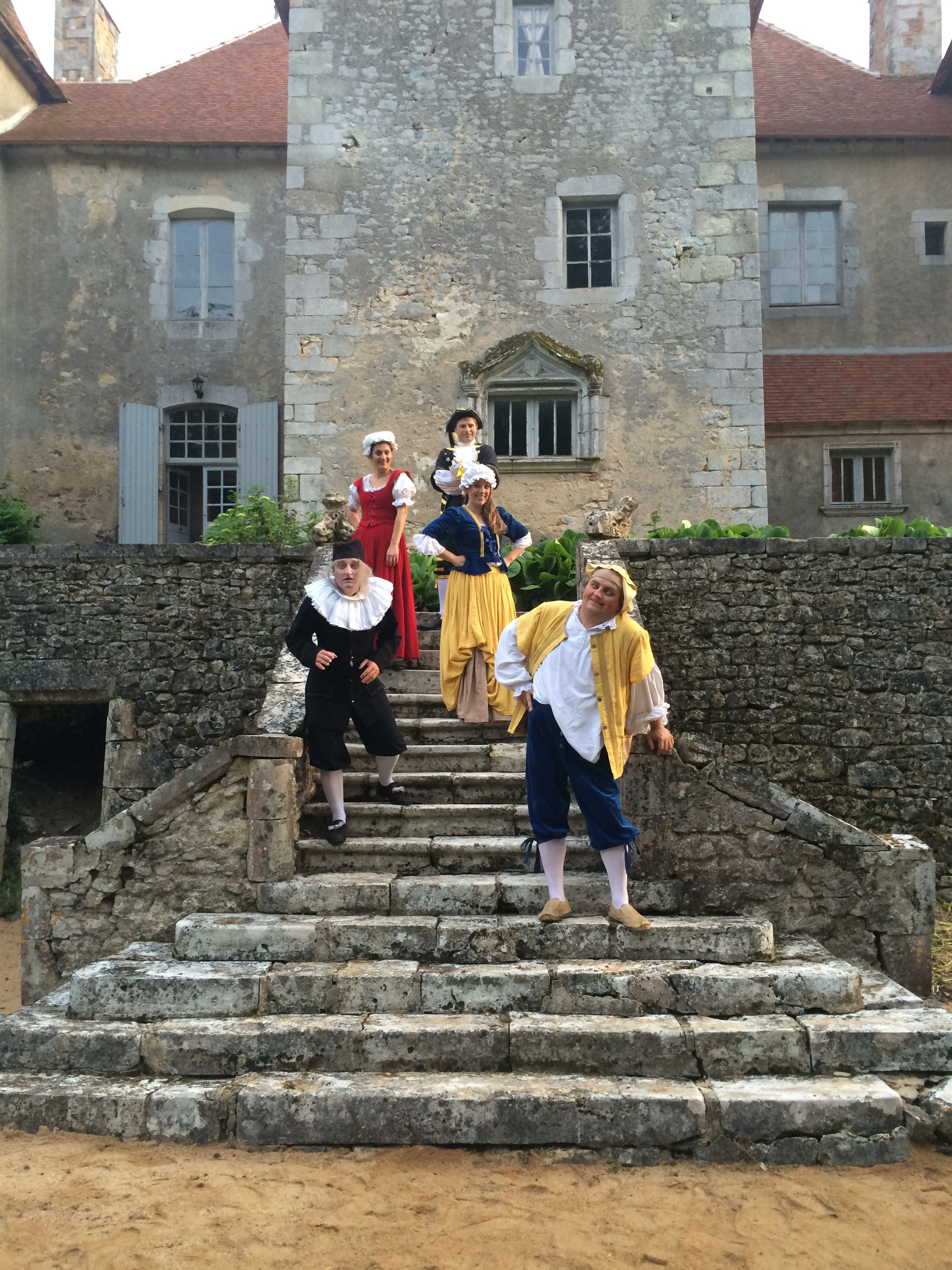 Cinq comédiens costumés.