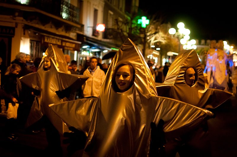 Comédiens déguisés en étoile déambulants dans les rues de nuit.