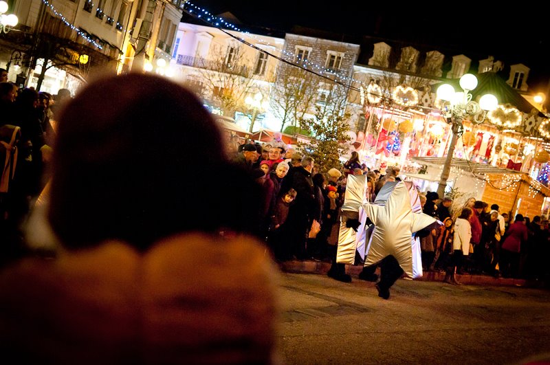 Comédiens déguisés en étoile déambulants dans les rues de nuit.