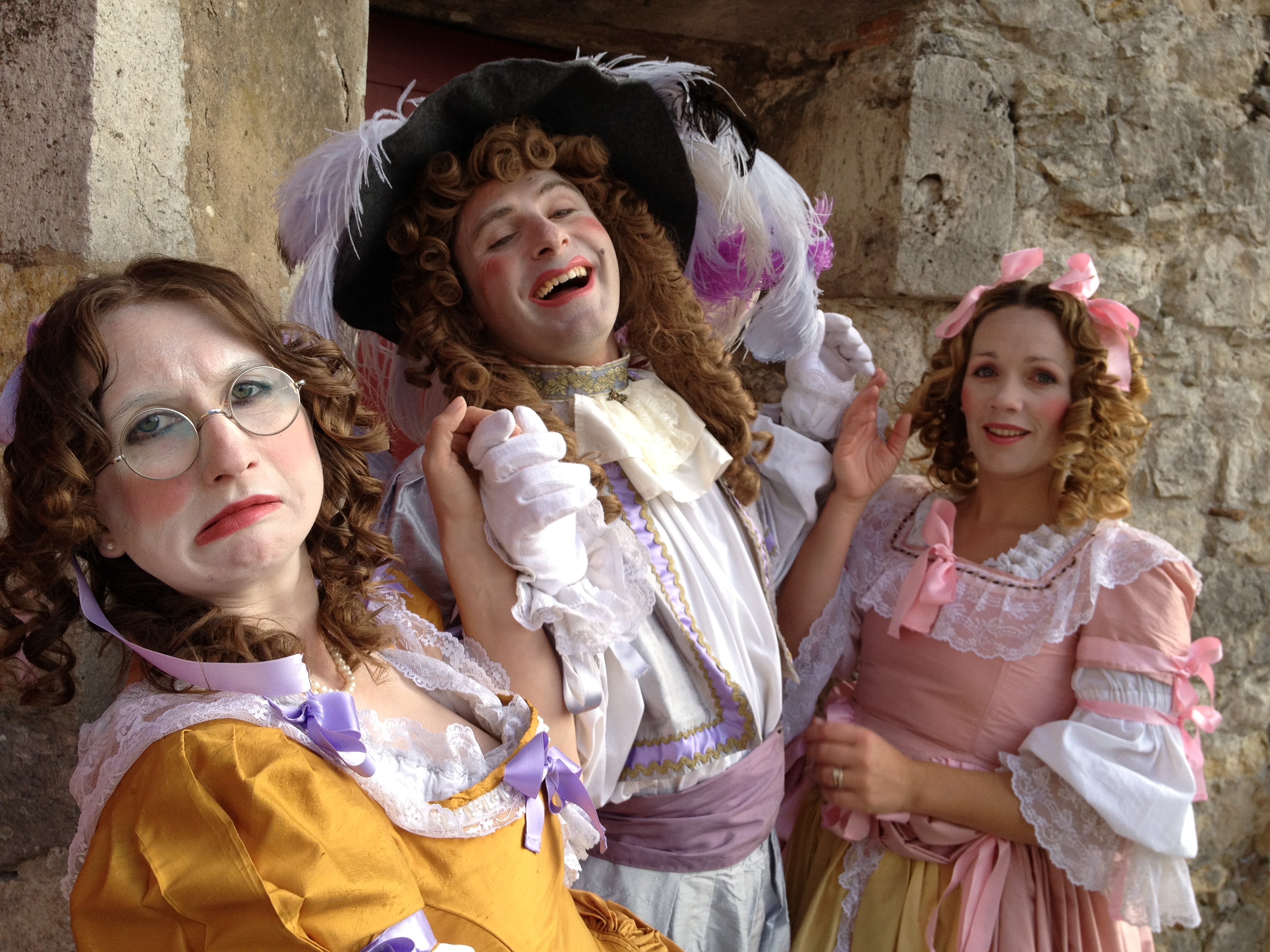 Trois comédiens déguisés dans le thème princesse.