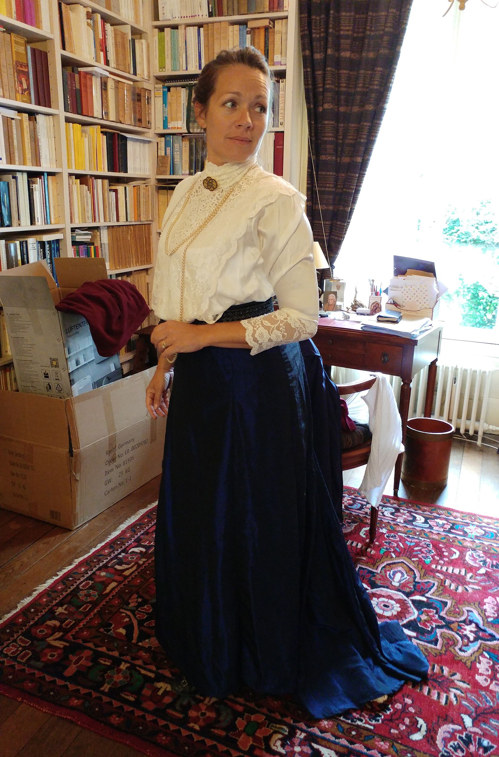 Femme dans une bibliothèque chez un particulier.