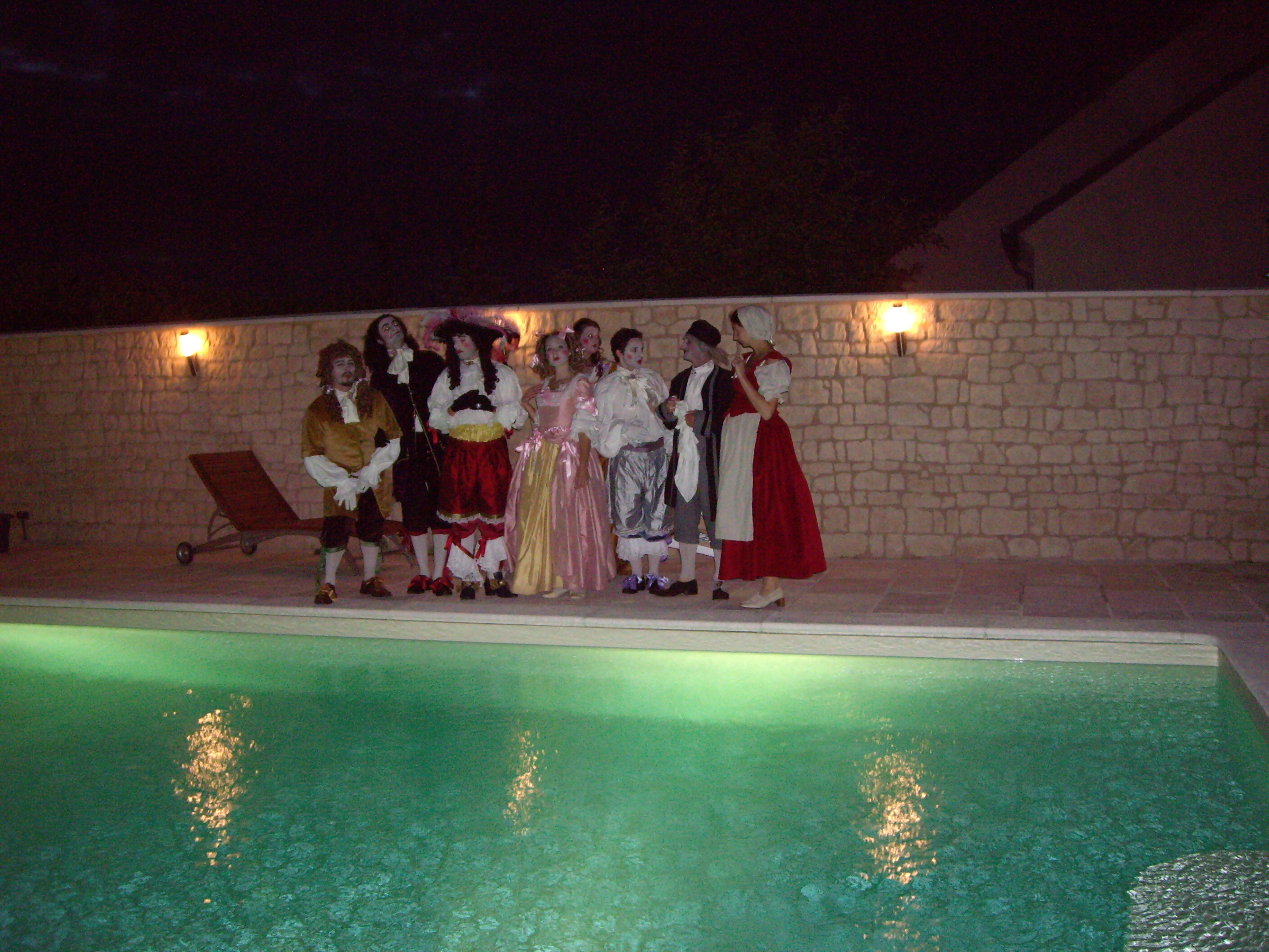 La troupe de comédiens au bord d'une piscine d'un particulier.