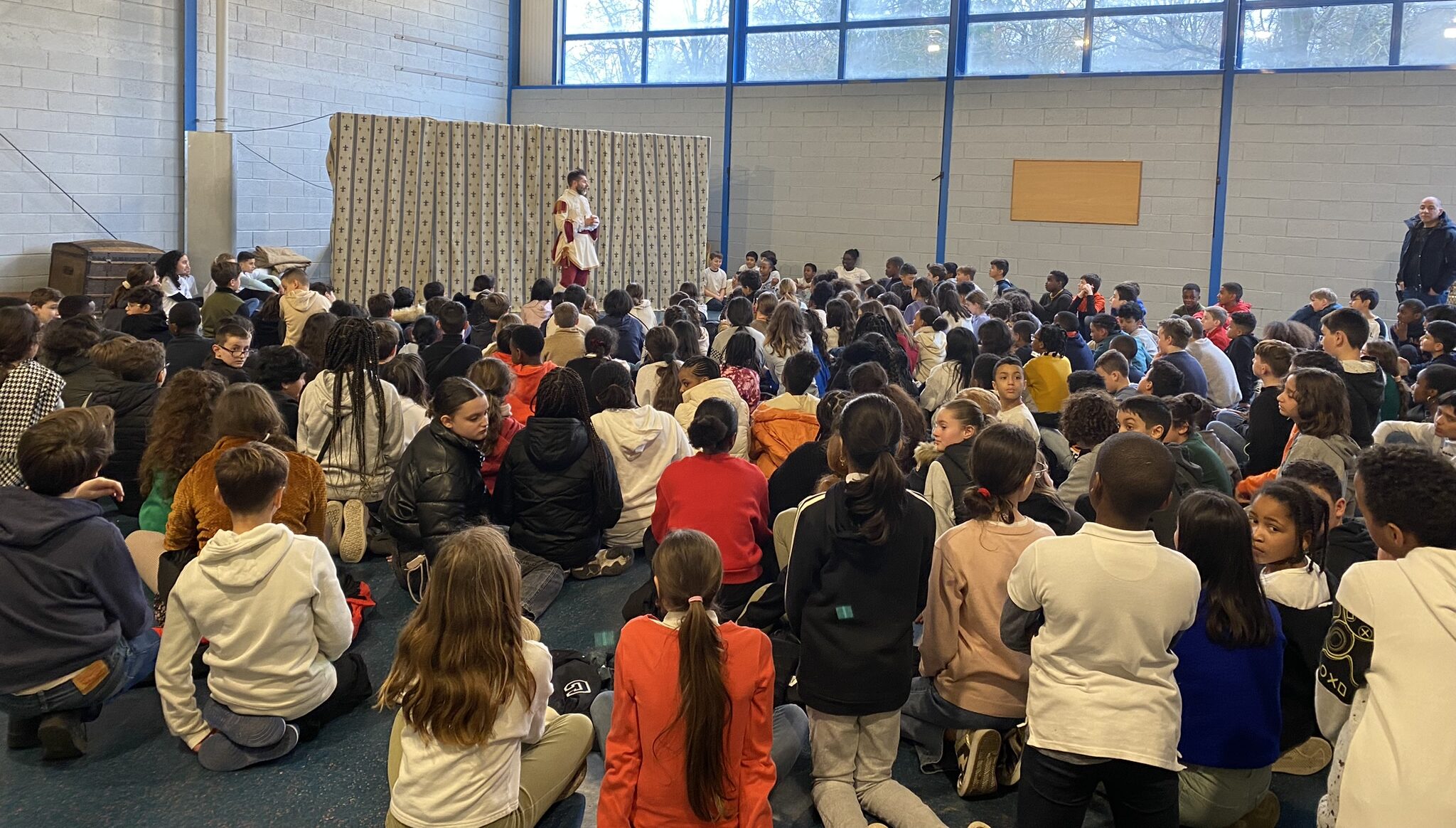 Les Arlequins dans le milieu scolaire Un comédien face à un public scolaire.
