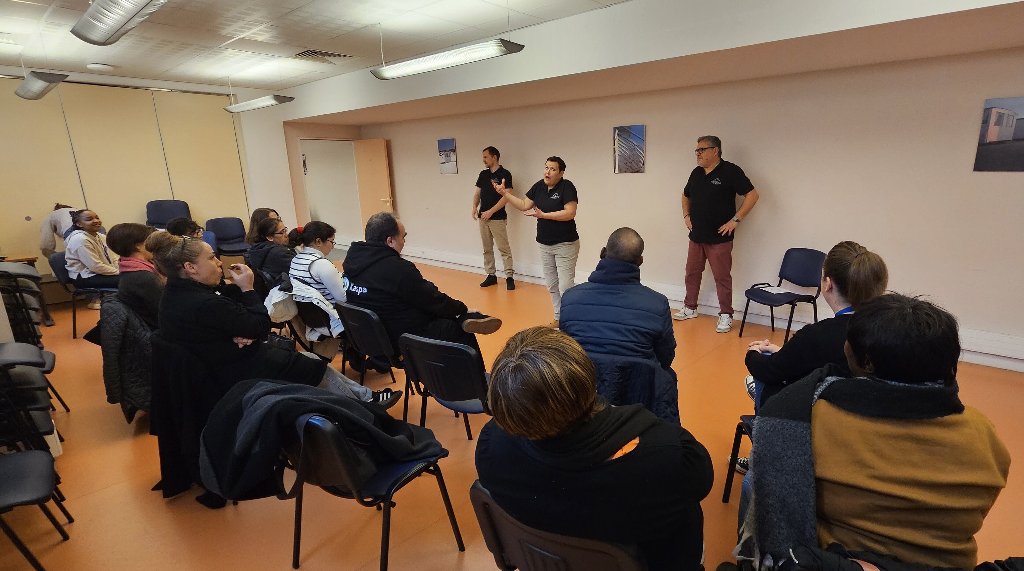 Les Arlequins dans le milieu social Trois comédiens face à un public social.