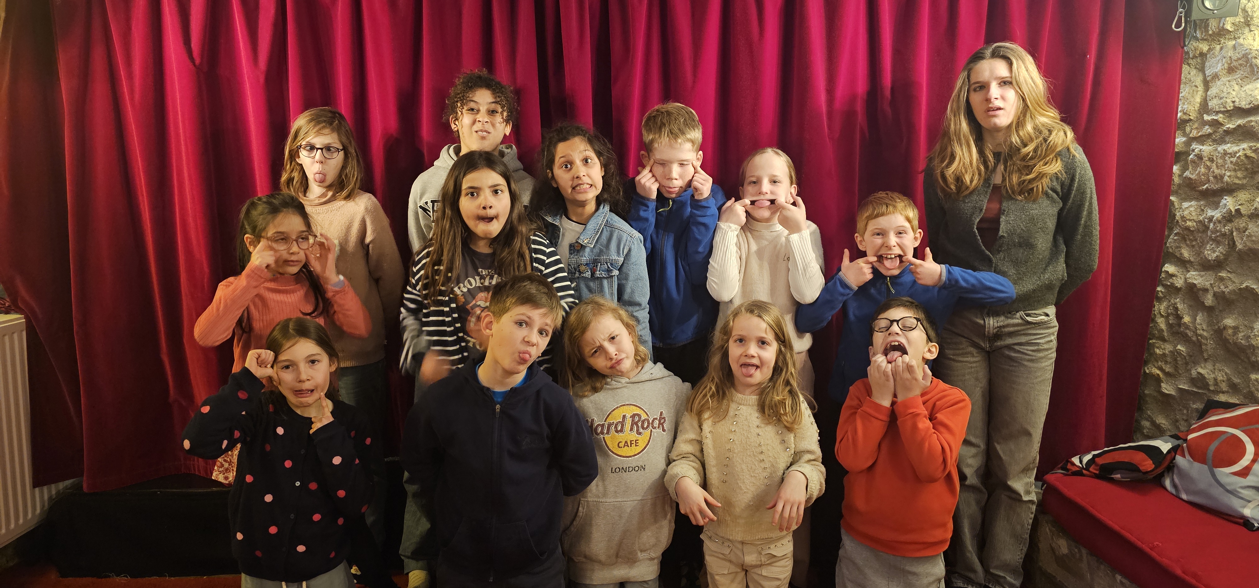Groupe d'enfants faisant des grimaces.